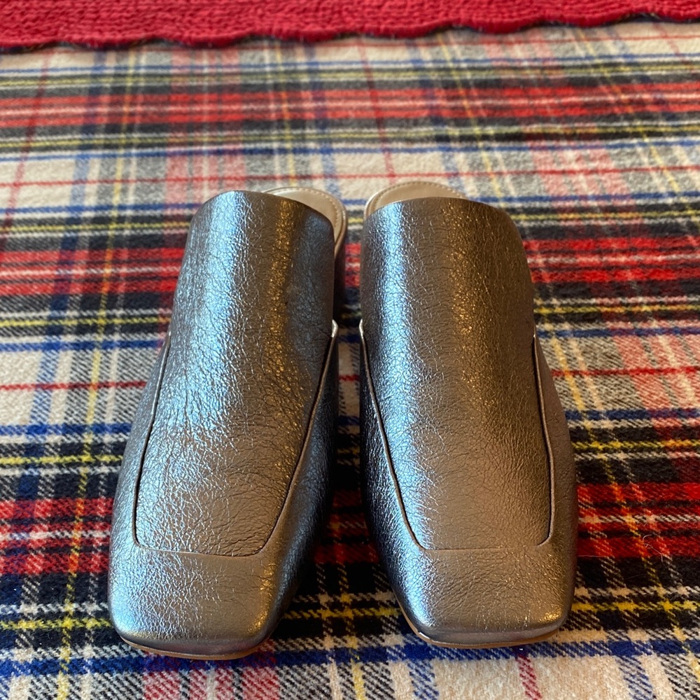 Elegant Metallic Slip-On Women's Shoes - Picture 2 of 6